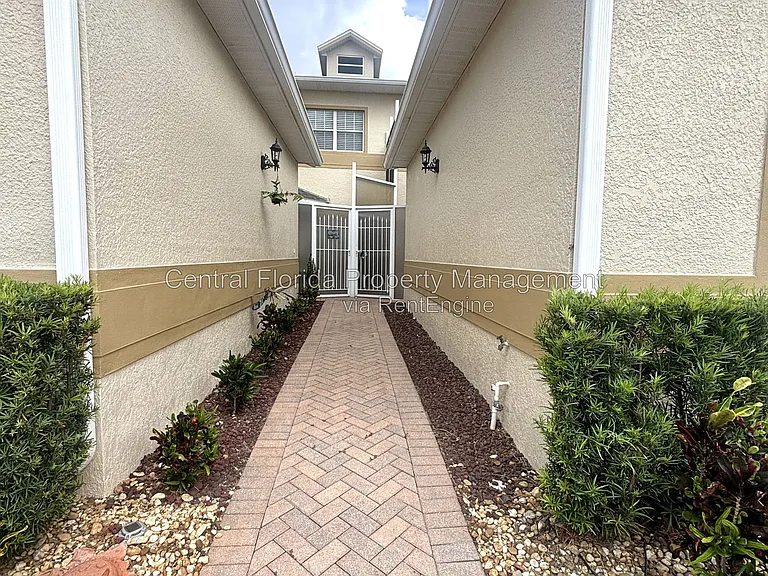 13220 Fountainbleau Dr — Photo 2