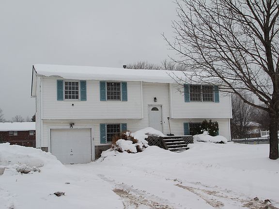 3rd image of 13 Tearose Meadow Ln