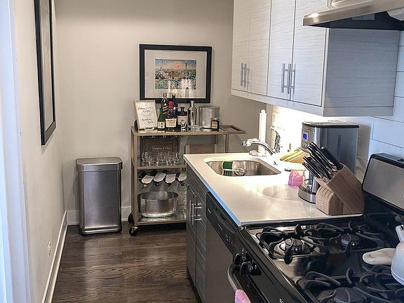 3rd image of 3917 N Janssen Ave APT 2B