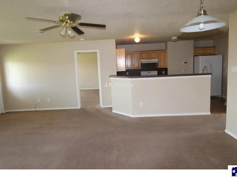 4601 Lloyd Dr — Photo 3