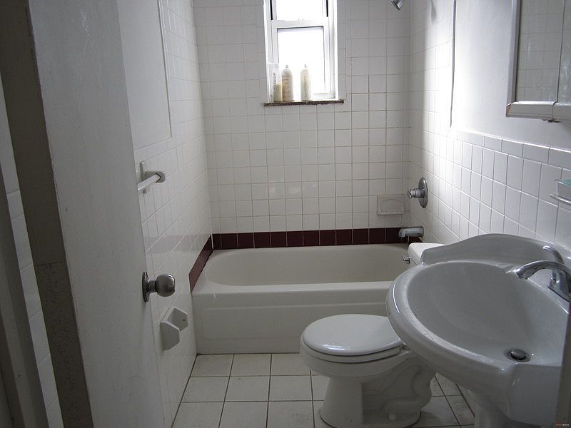 2nd image of 4632 Vernon Blvd APT 3L