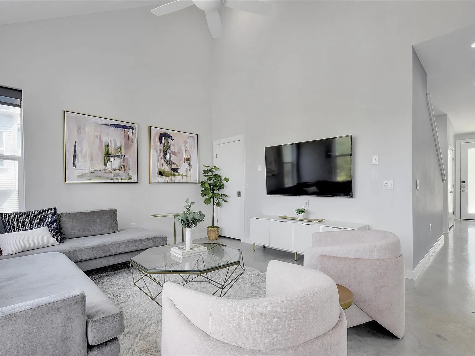 4 bed, 3.0 bath, 2163 sqft, $5,400 — Photo 4