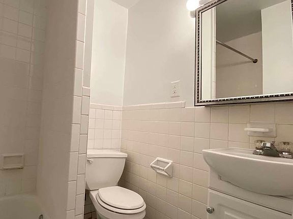 4th image of 113 W 70th St #A