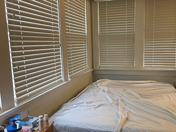 5th image of 615 N Dubuque St #7