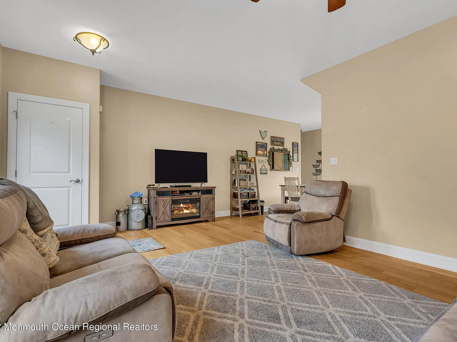3 bed, 2574 sqft, $3,300 — Photo 2