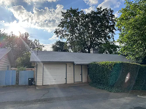 1167 Bond St Photo 1