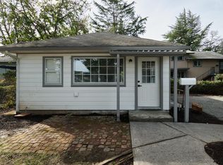 8906 NE Halsey St, Portland, OR 97220