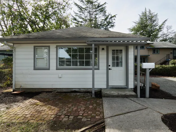 8906 NE Halsey St, Portland, OR 97220
