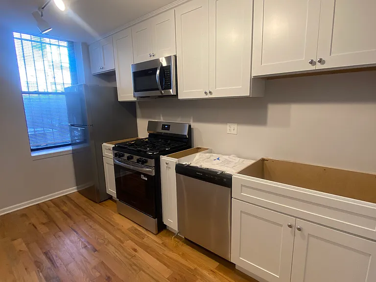 1110 N Hermitage Ave #1R — Photo 2