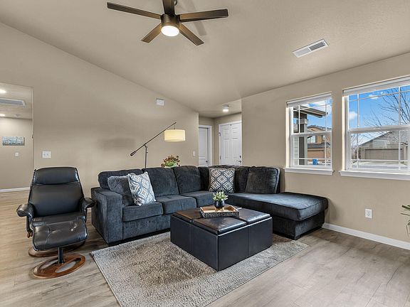 3rd image of 701 NW Green Forest Cir