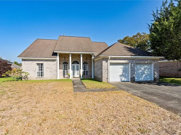 906 W Edgefield Dr, Saraland, AL 36571