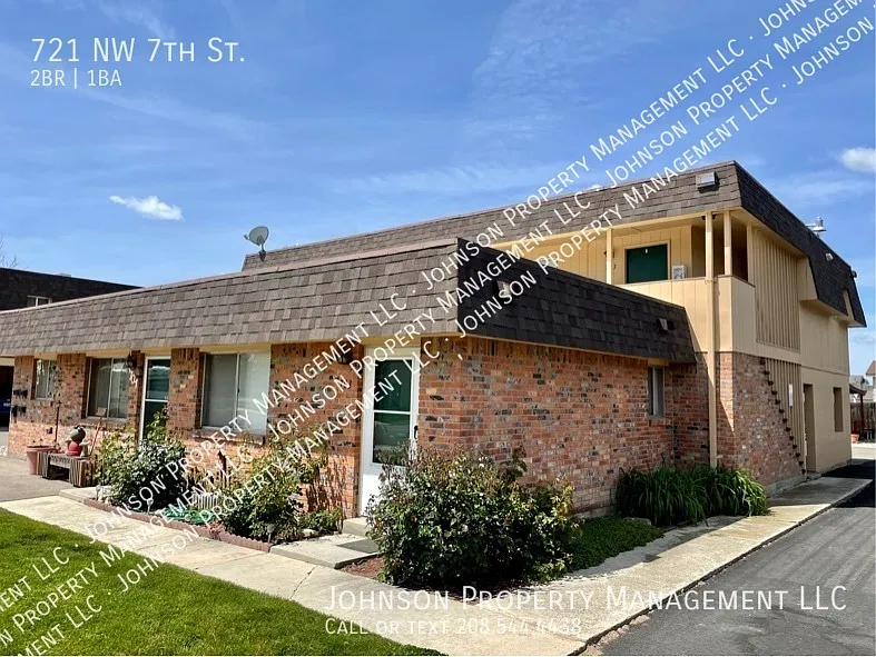 Spacious 2 Bedroom Apartment with w/d hookups in Prime Meridian Location. — Photo 2