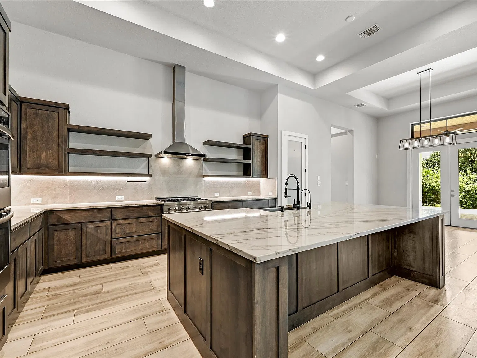4 bed, 3.0 bath, 3223 sqft, $5,900 — Photo 4