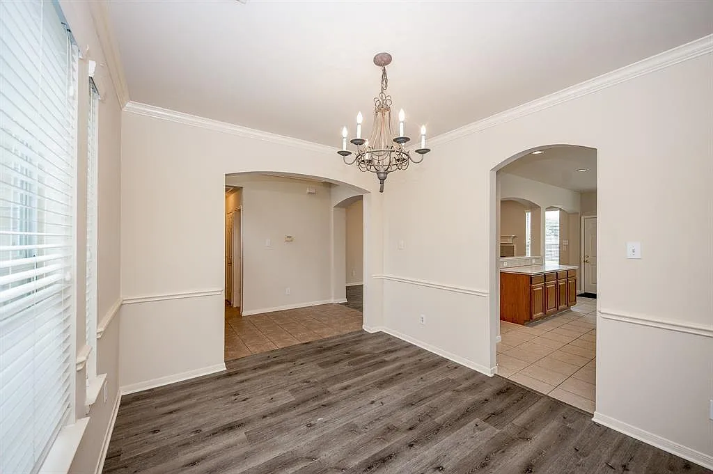 4 bed, 2.5 bath, 2316 sqft, $2,300 — Photo 4