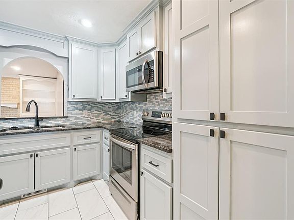 5th image of 3812 NE 140th St