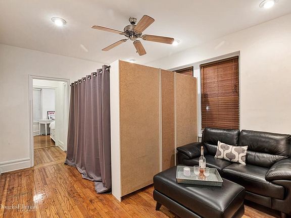 3rd image of 223 E 50th St APT 1D
