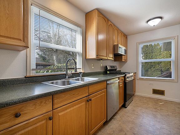 4th image of 4713 N Willamette Blvd