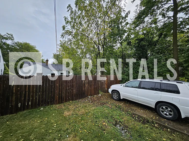 1325 N Elmer St — Photo 11