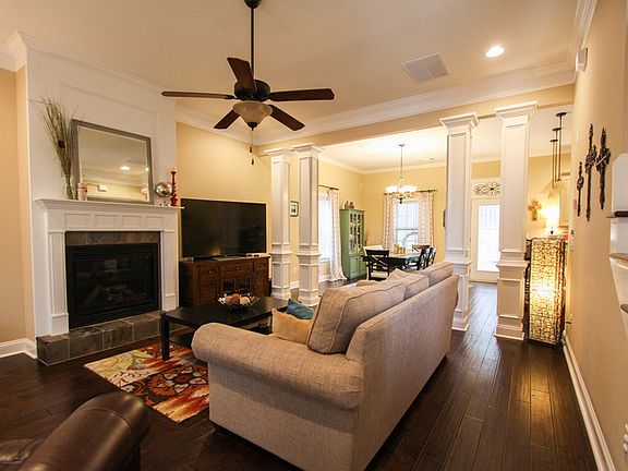 Walking In : Living / Family Room