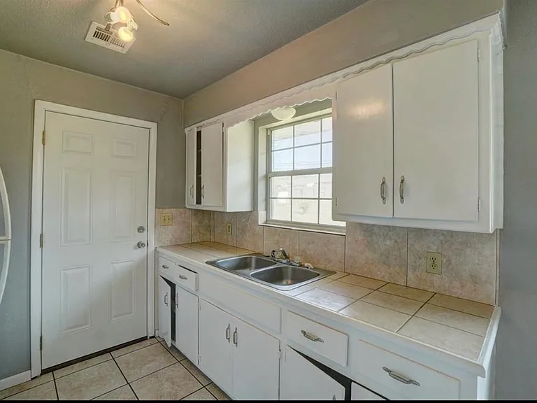 5325 NW Euclid Ave — Photo 11