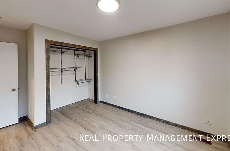 3920 S Stanford Ave — Photo 8
