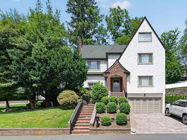 33 Lynwood Rd — Photo 1