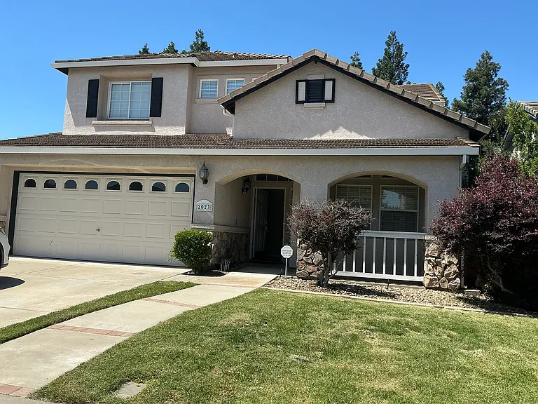 2023 Lauritson Ln — Photo 1