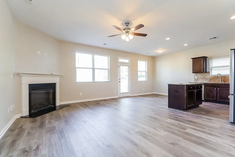 3 bed, 2.5 bath, 1818 sqft, $2,045 — Photo 4