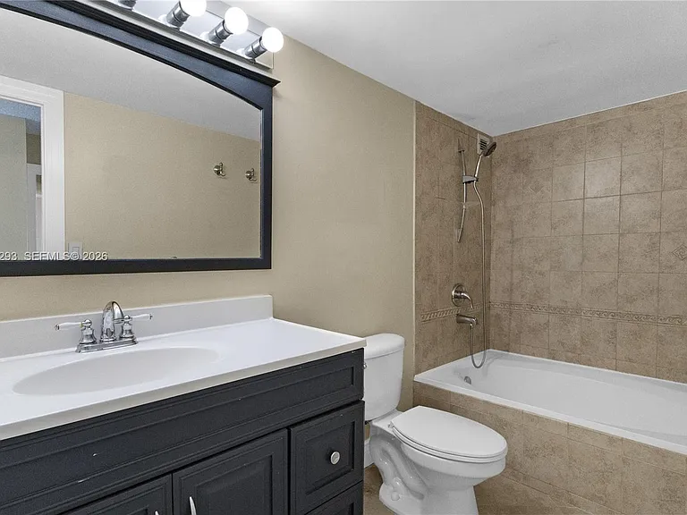 200 Leslie Dr #902 — Photo 18