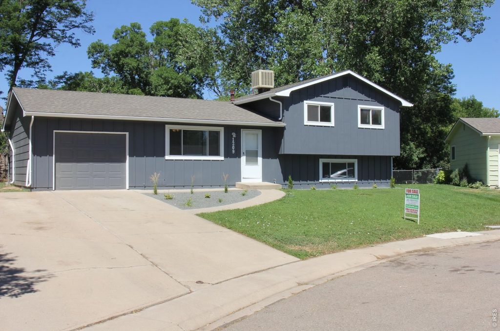 1209 Village Ln
