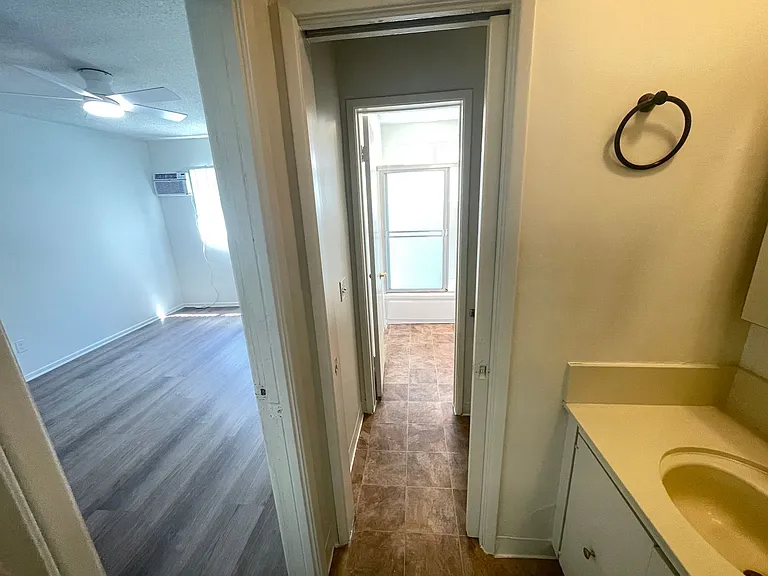 712 N Adams St — Photo 12