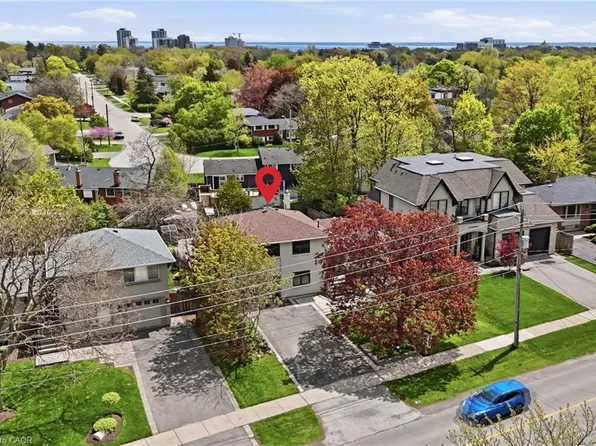 2122 Bridge Rd, Oakville, ON L6L 2G1