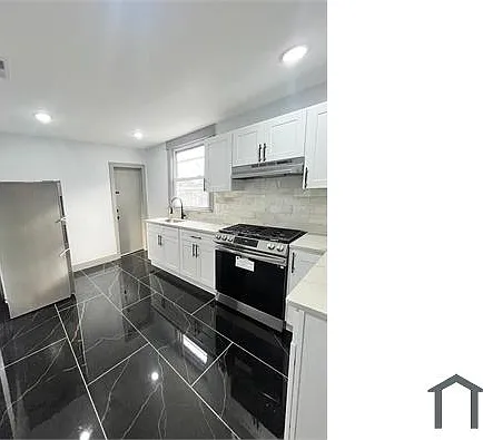 4 bed, $2,900 — Photo 1