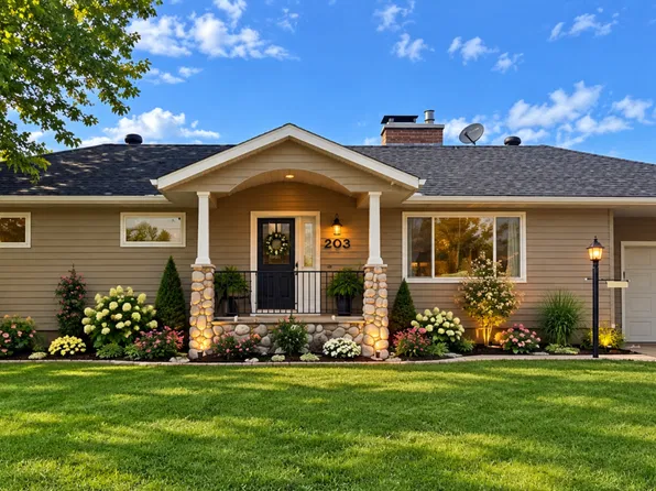 203 Wyandotte Rd, Hoyt Lakes, MN 55750