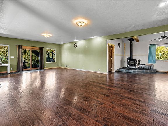 3rd image of 54493 Hillside Rd