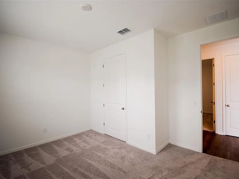 2370 Lancashire St — Photo 31