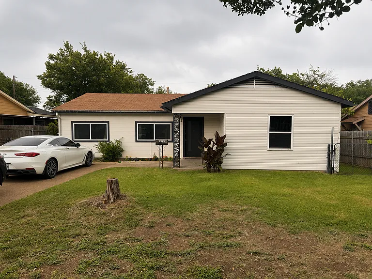 2122 Riviera Dr — Photo 6