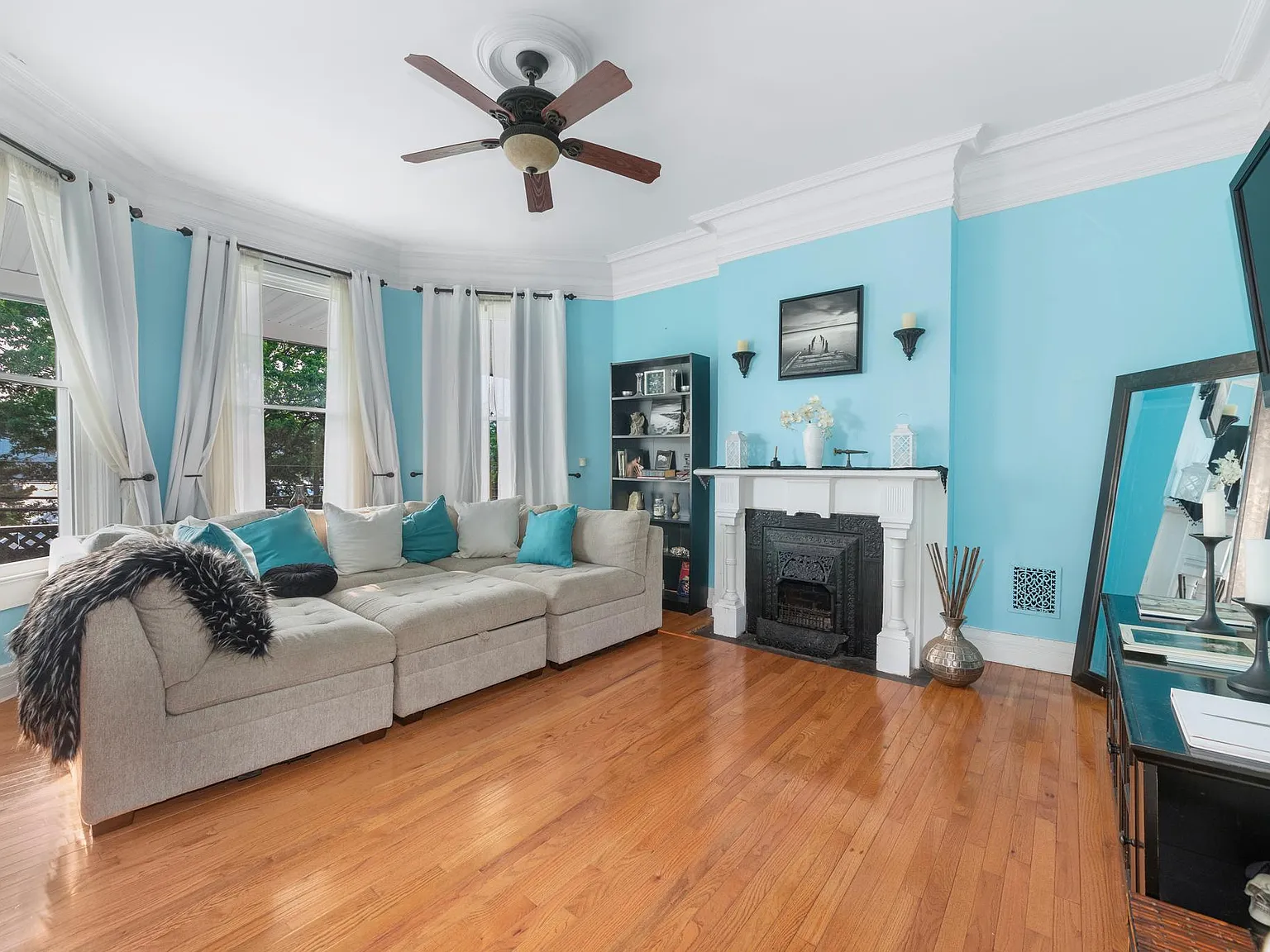 5 bed, 2.5 bath, 3050 sqft, $6,000 — Photo 2