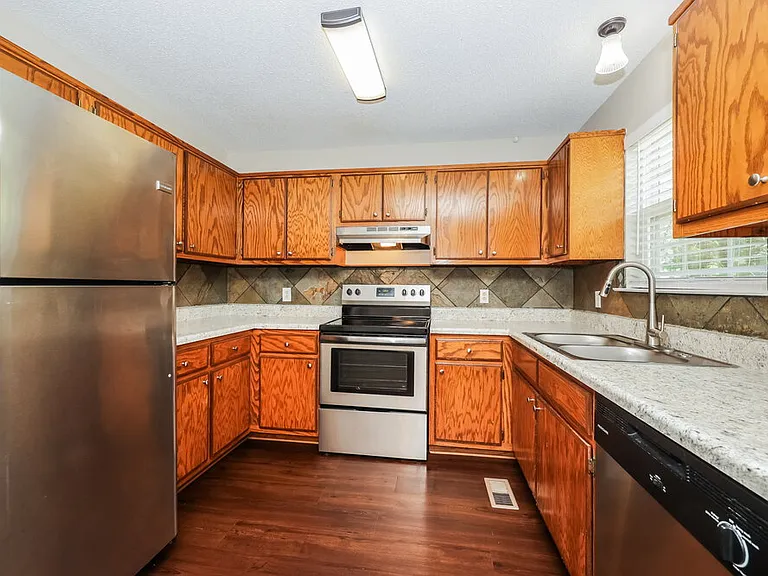 1915 Steaford Ct — Photo 6
