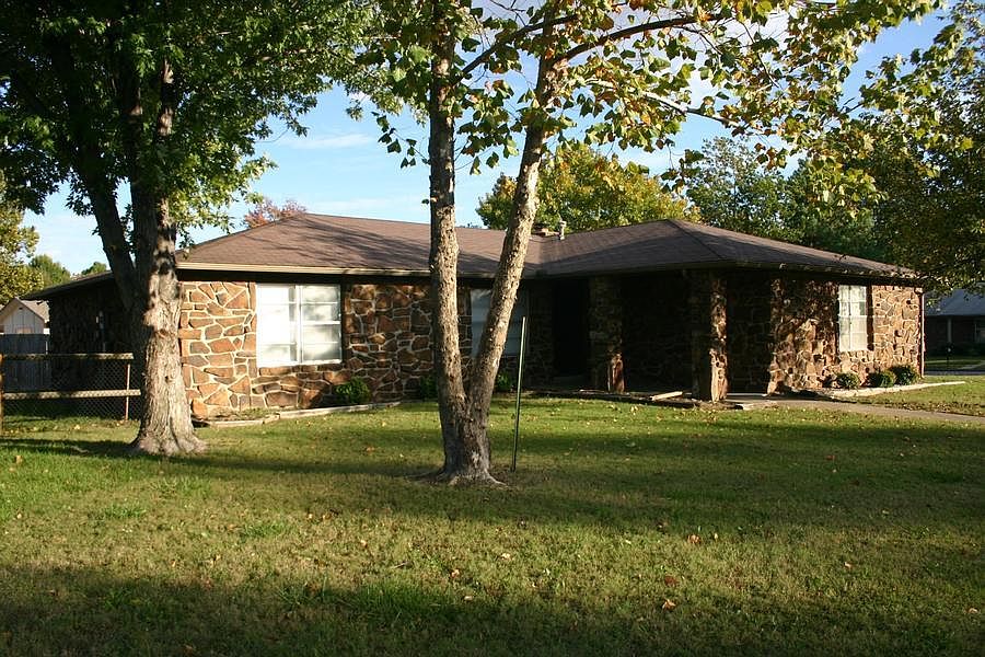 The house sits on a corner lot and has quick and easy access to the Broken Arrow Expressway.