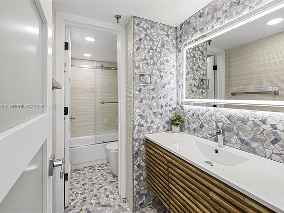 5th image of 2457 Collins Ave APT 201