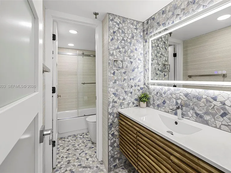 2457 Collins Ave #201 — Photo 5