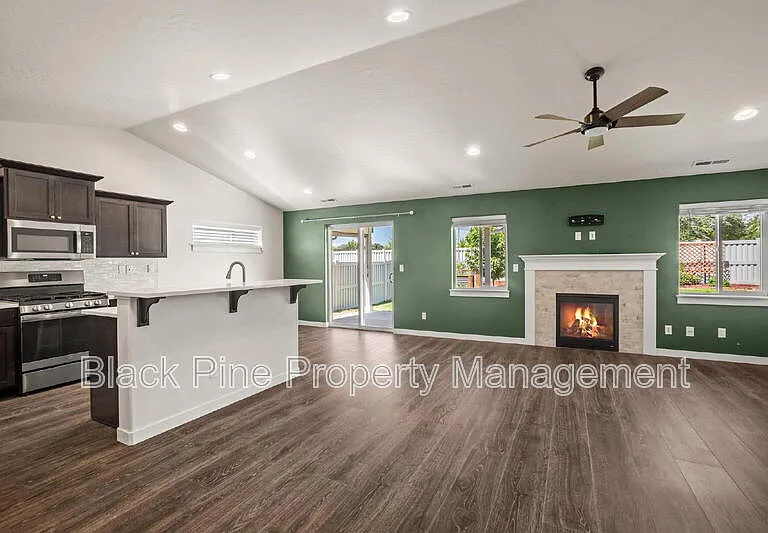 644 Stanley Lake St — Photo 8