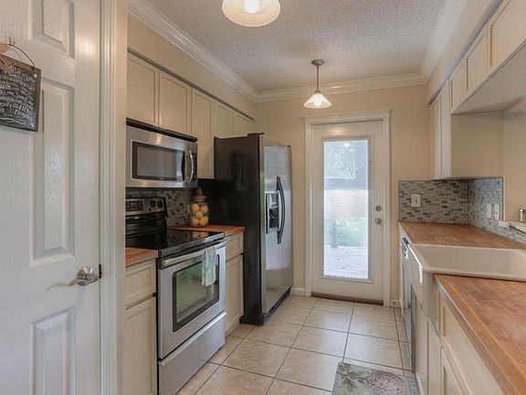 3rd image of 108 Oak Lee Dr