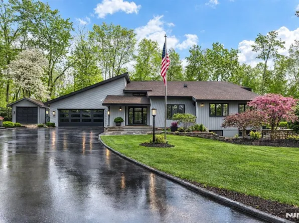 26 Bayberry Dr, Saddle River, NJ 07458