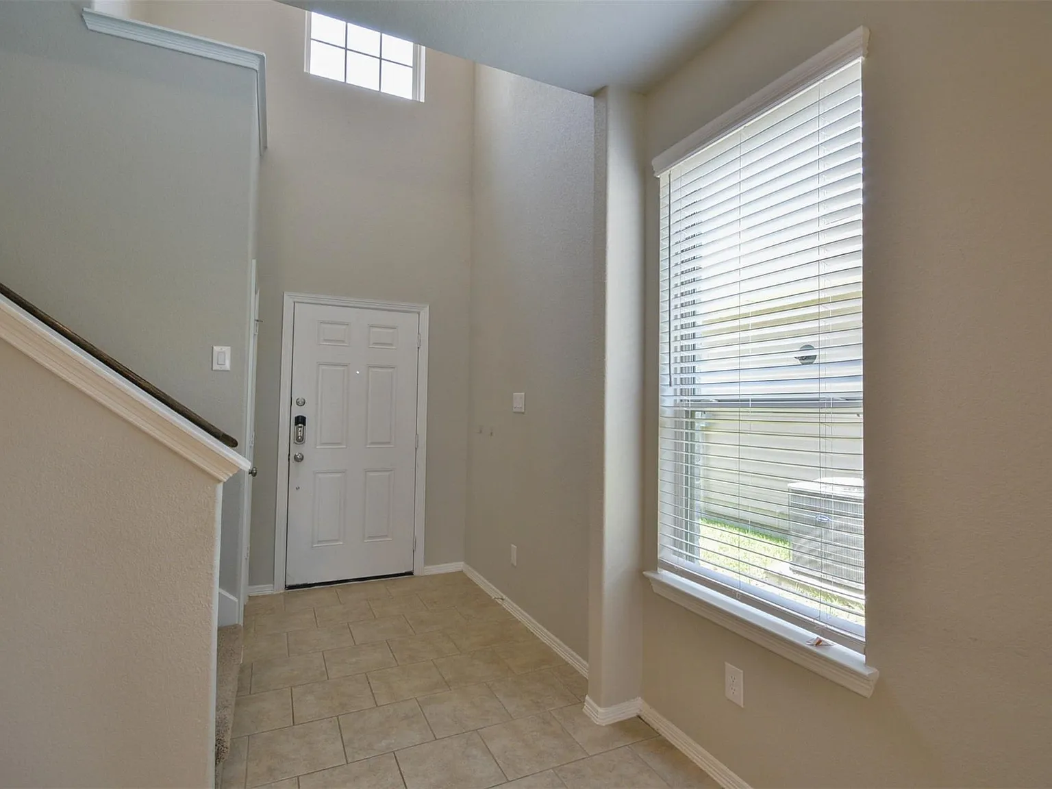 4 bed, 2.5 bath, 2074 sqft, $1,900 — Photo 3