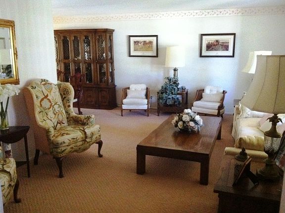 Separate Livingroom & Dining room