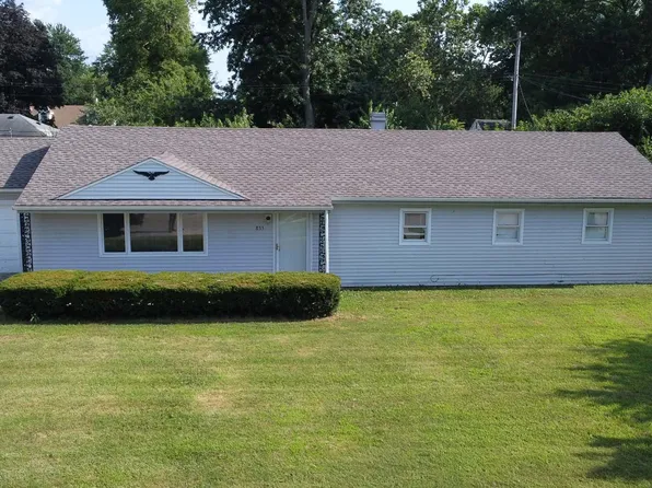 835 E Locust St, Watseka, IL 60970