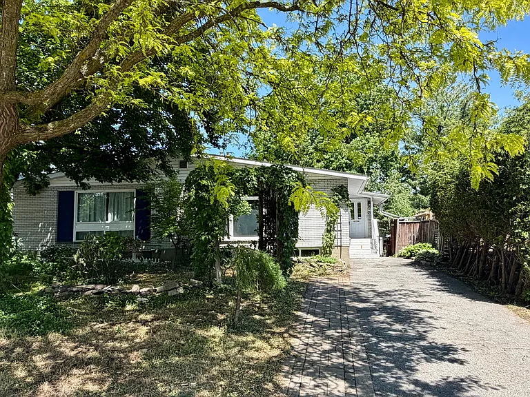 21 Southview Cres — Photo 2
