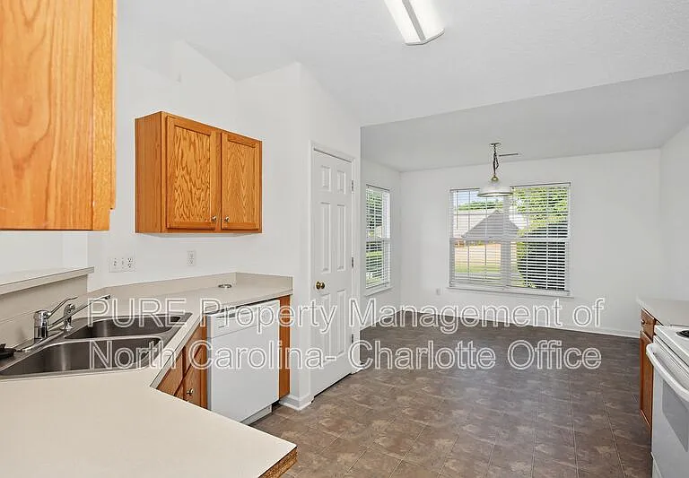 2910 Bridgeville Ln — Photo 8